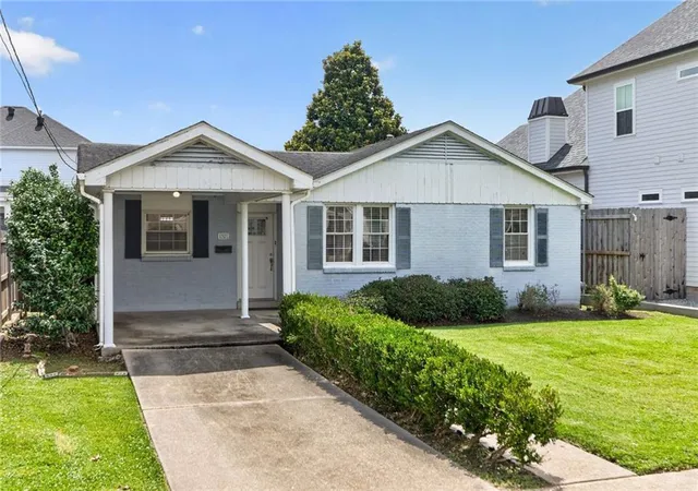 Homes for sale in Metairie, LA | 1321 Lakeshore Dr, Metairie, LA 70005 | MLS# 2557791