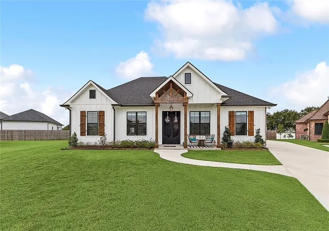 Homes for sale in Belle Chasse, LA | 107 Orchid Ct, Belle Chasse, LA 70037 | MLS# 2556731