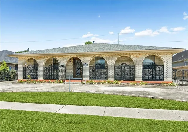 Homes for sale in Metairie, LA | 1145 Papworth Ave, Metairie, LA 70005 | MLS# 2555271