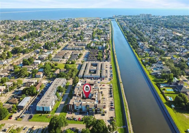 Homes for sale in Metairie, LA | 1161 Lake Avenue, Metairie, LA 70002 | Houzeo