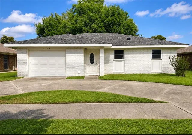 Homes for sale in Kenner, LA | 3208 Grandlake Blvd, Kenner, LA 70065 | MLS# 2558997