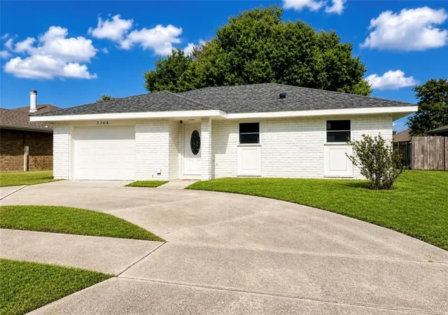 Homes for sale in Kenner, LA | 3208 Grandlake Blvd, Kenner, LA 70065 | MLS# 2558997