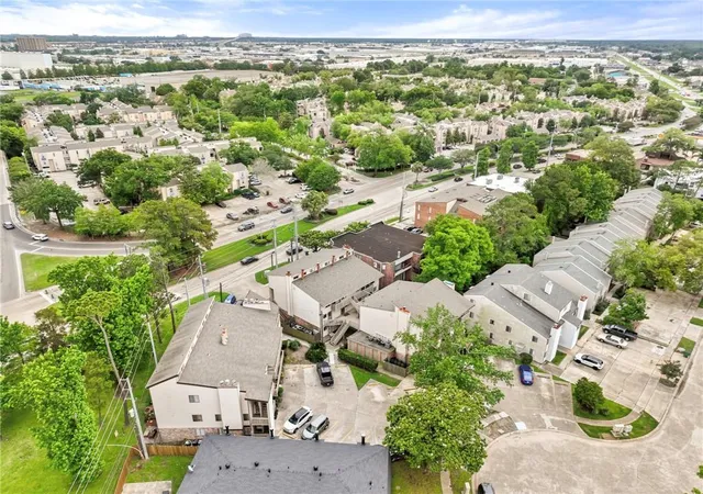 Listing Photo 2 - Condo for sale in building located at 2824 Steamship Cir, Harahan, LA 70123 - Unit #K