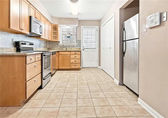 Listing Photo 3 - Condo for sale in building located at 2824 Steamship Cir, Harahan, LA 70123 - Unit #K