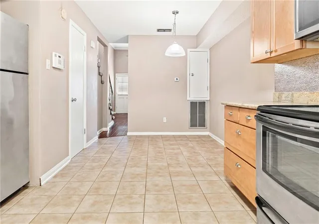 Listing Photo 4 - Condo for sale in building located at 2824 Steamship Cir, Harahan, LA 70123 - Unit #K