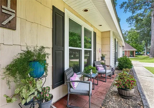 Photo 2 of Single family home for sale at 517 Barbara Pl, Mandeville, LA 70448 | MLS# 2559076 | Listing updated on 2026-08-28