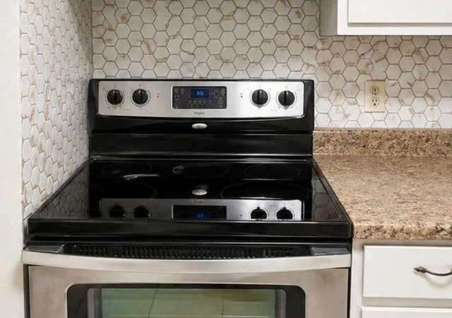 2nd image of 6200 Riverside Dr, Metairie, LA 70003