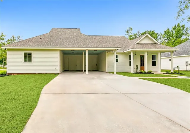 3rd image of 2246 Caroline St, Mandeville, LA 70448 | MLS# 2559349