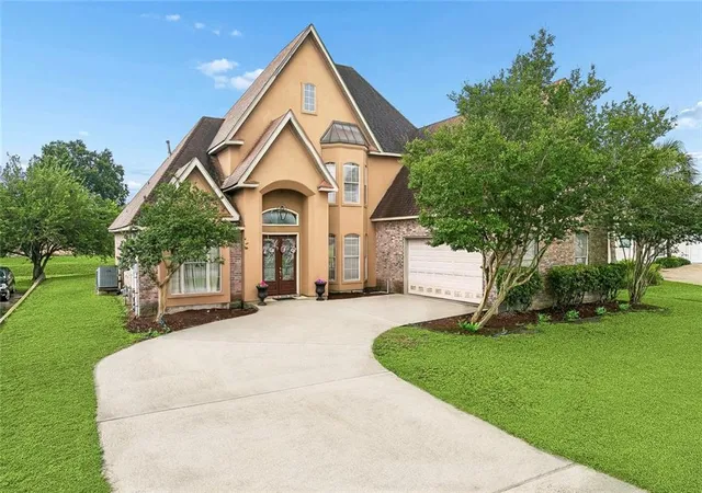 Photo 1 of Single family home for sale at 105 Natchez Tr Dr, Harvey, LA 70058 | MLS# 2559439 | Listing updated on 2026-08-29