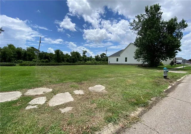 2nd image of 637 Cougar Dr, Arabi, LA 70032 | MLS# 2559664