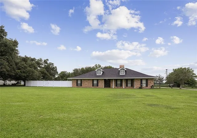 Homes for sale in Belle Rose, LA | 105 Hwy 1000 Hwy, Belle Rose, LA 70341 | MLS# 2559679