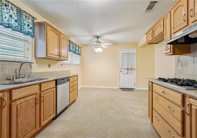 4th image of 2121 Charles Dr, Chalmette, LA 70043 | MLS# 2559807