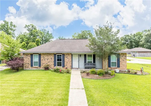 Homes for sale in Baton Rouge, LA | 7639 Debit Dr, Baton Rouge, LA 70817 | MLS# 2559818