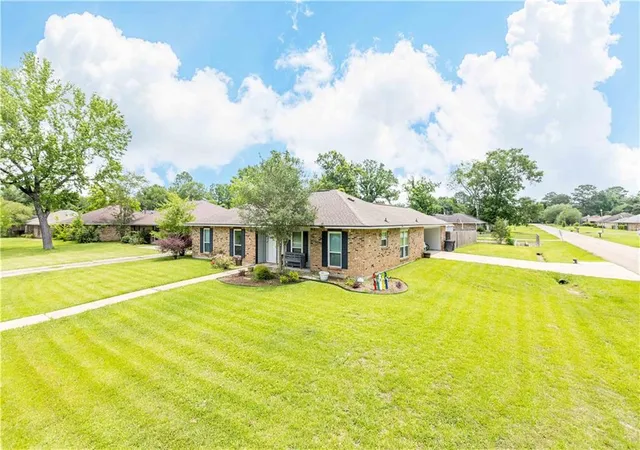 Homes for sale in Baton Rouge, LA | 7639 Debit Dr, Baton Rouge, LA 70817 | MLS# 2559818
