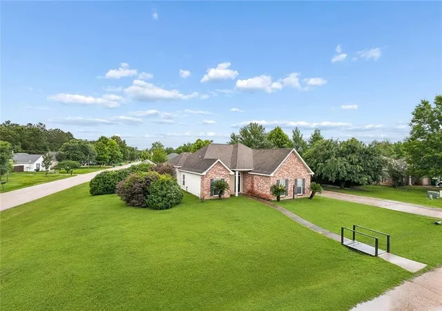 Photo 3 of Single family home for sale at 28441 Apple Blossom Ln, Ponchatoula, LA 70454 | MLS# 2559222 | Listing updated on 2026-09-01