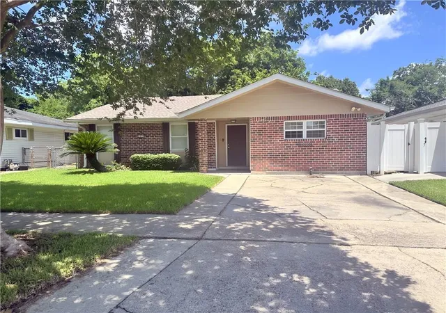 Homes for sale in Kenner, LA | 668 Cameron Ct, Kenner, LA 70065 | MLS# 2559796