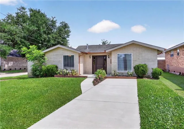 Homes for sale in Metairie, LA | 4800 Belle Dr, Metairie, LA 70006 | MLS# 2560375