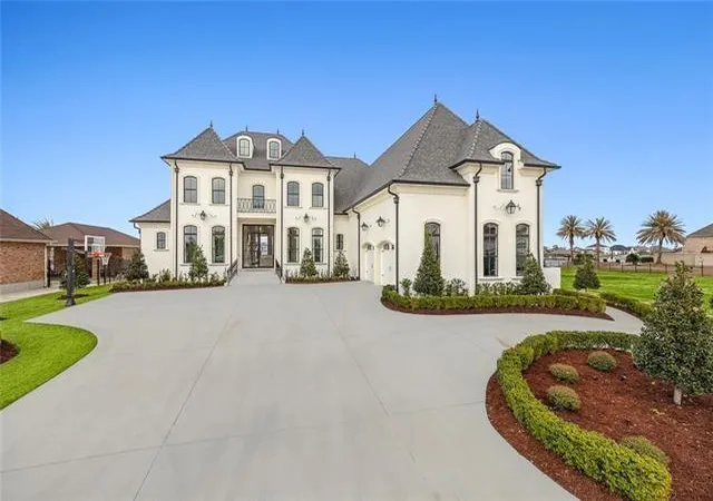 Photo 1 of Mansion for sale at 1085 Lakeshore Blvd, Slidell, LA 70461 | MLS# 2560554 | Listing updated on 2026-06-30