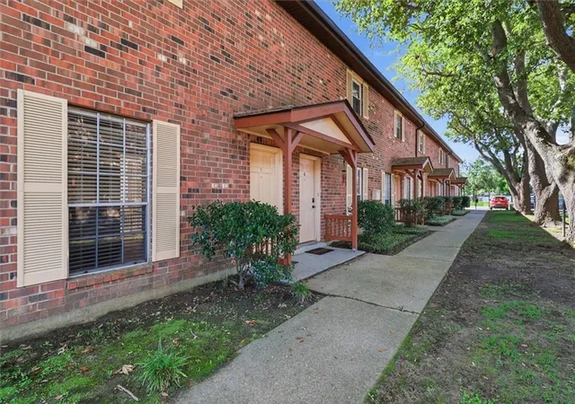 Homes for sale in Kenner, LA | 1729 Newport Pl #3, Kenner, LA 70065 | MLS# 2560407