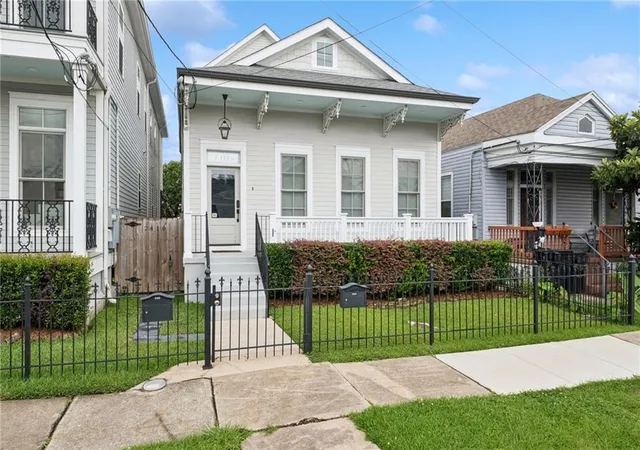 4th image of 2410 Valence St #2410, New Orleans, LA 70115 | MLS# 2560790