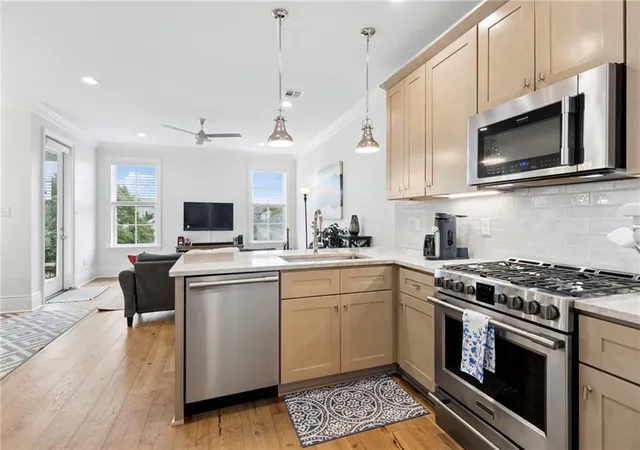 5th image of 2410 Valence St #2410, New Orleans, LA 70115 | MLS# 2560790