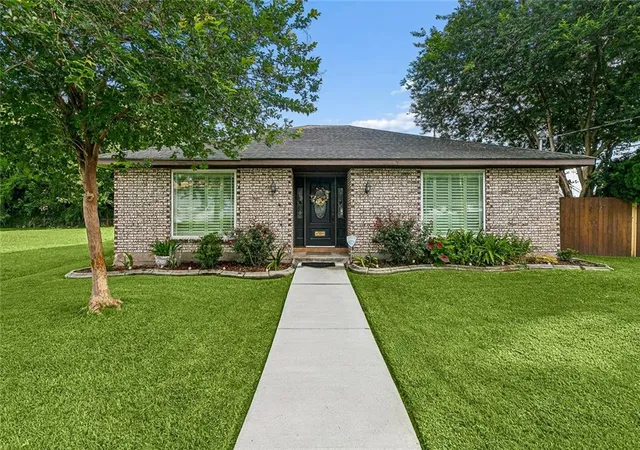 Photo 1 of Single family home for sale at 701 Live Oak St, Metairie, LA 70005 | MLS# 2561347 | Listing updated on 2026-08-02