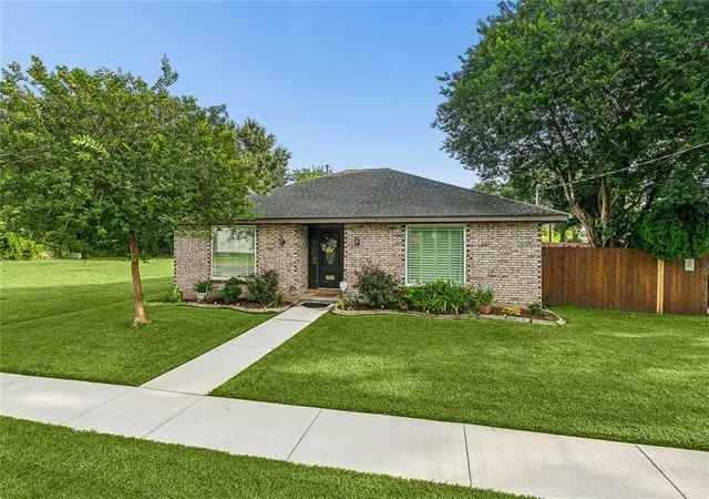 Photo 2 of Single family home for sale at 701 Live Oak St, Metairie, LA 70005 | MLS# 2561347 | Listing updated on 2026-08-02