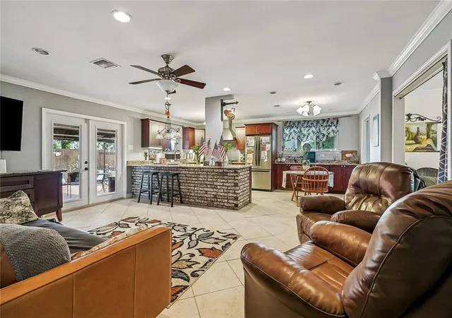 Photo 3 of Single family home for sale at 701 Live Oak St, Metairie, LA 70005 | MLS# 2561347 | Listing updated on 2026-08-02