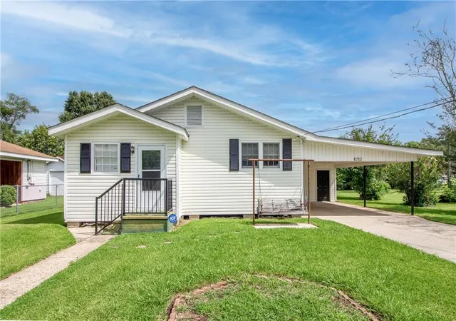 Homes for sale in Hahnville, LA | 146 Oak St, Hahnville, LA 70057 | MLS# 2562153