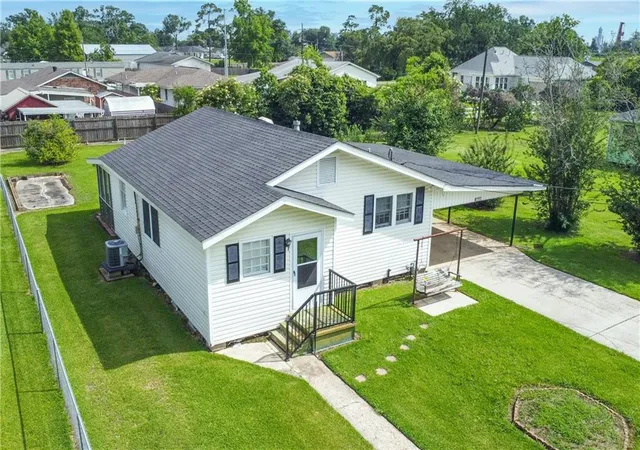 Homes for sale in Hahnville, LA | 146 Oak St, Hahnville, LA 70057 | MLS# 2562153