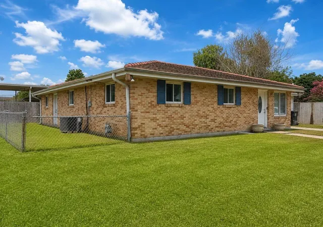 2nd image of 2400 Volpe St, Chalmette, LA 70043 | MLS# 2562257