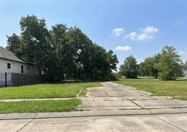 1st image of 1805 Center St, Arabi, LA 70032 | MLS# 2562273