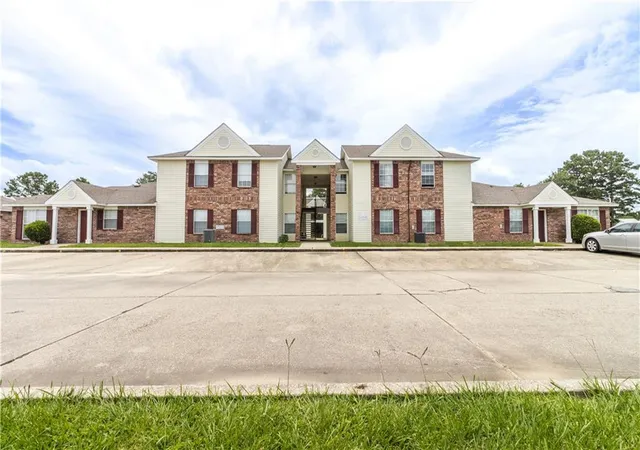 Homes for sale in New Iberia, LA | 1341 20 Arpent Rd, New Iberia, LA 70560 | MLS# 2562417