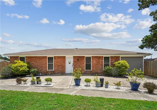 Homes for sale in Kenner, LA | 801 Cameron Ct, Kenner, LA 70065 | MLS# 2562489