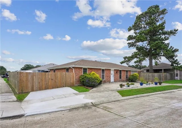 Homes for sale in Kenner, LA | 801 Cameron Ct, Kenner, LA 70065 | MLS# 2562489