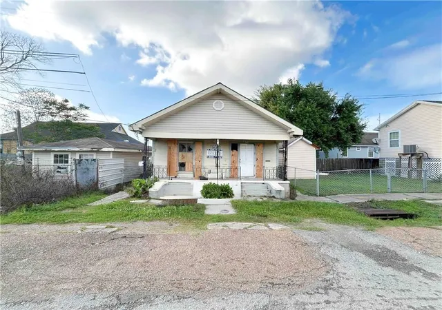 2nd image of 2407 S Miro St, New Orleans, LA 70125 | MLS# 2562664