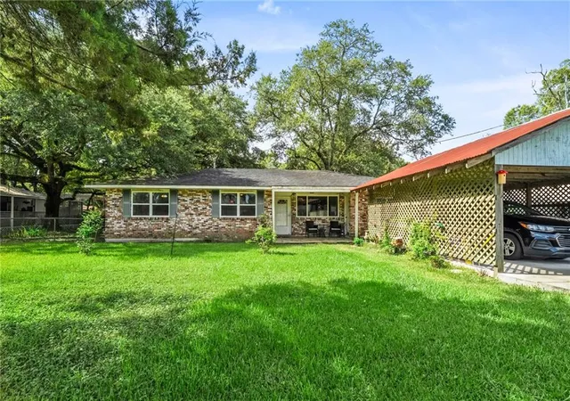1st image of 215 E Pecan St, Ponchatoula, LA 70454 | MLS# 2560546