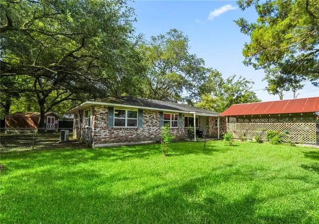 2nd image of 215 E Pecan St, Ponchatoula, LA 70454 | MLS# 2560546