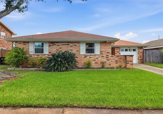 Homes for sale in Kenner, LA | 32 Anjou Dr, Kenner, LA 70065 | MLS# 2562697