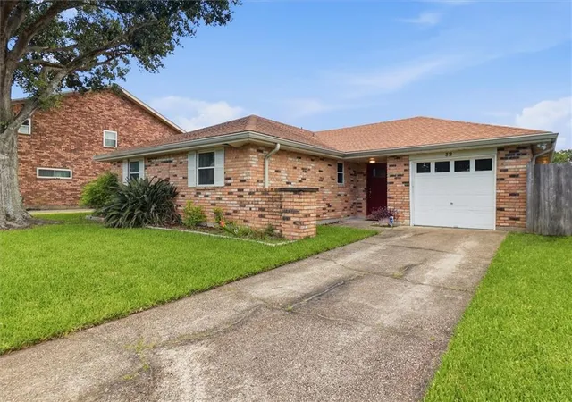 Homes for sale in Kenner, LA | 32 Anjou Dr, Kenner, LA 70065 | MLS# 2562697