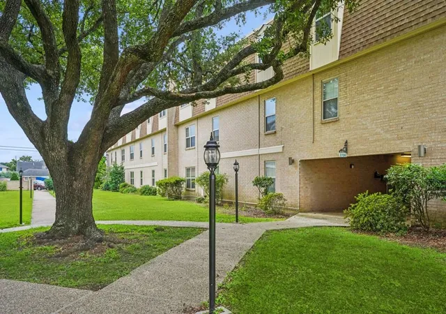 1st image of 2708 Whitney Pl #812, Metairie, LA 70002 | MLS# 2562786