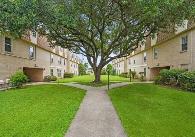 2nd image of 2708 Whitney Pl #812, Metairie, LA 70002 | MLS# 2562786