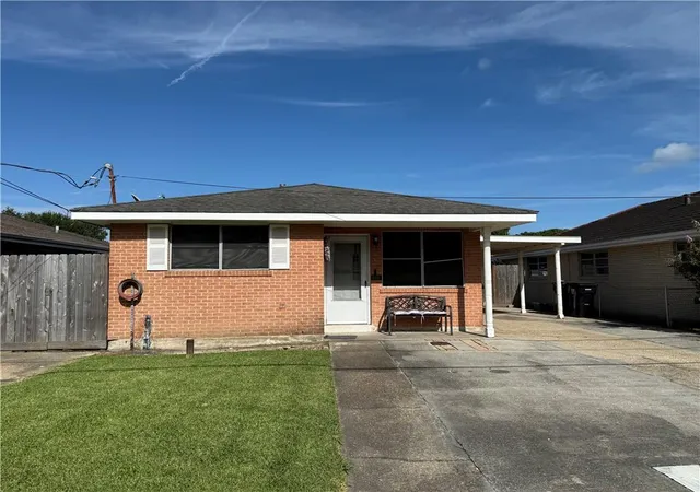 Homes for sale in Chalmette, LA | 2031 W Beauregard St, Chalmette, LA 70043 | MLS# 2562645
