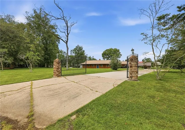 Homes for sale in Springfield, LA | 32557 Ponchartrain Dr, Springfield, LA 70462 | MLS# 2562198