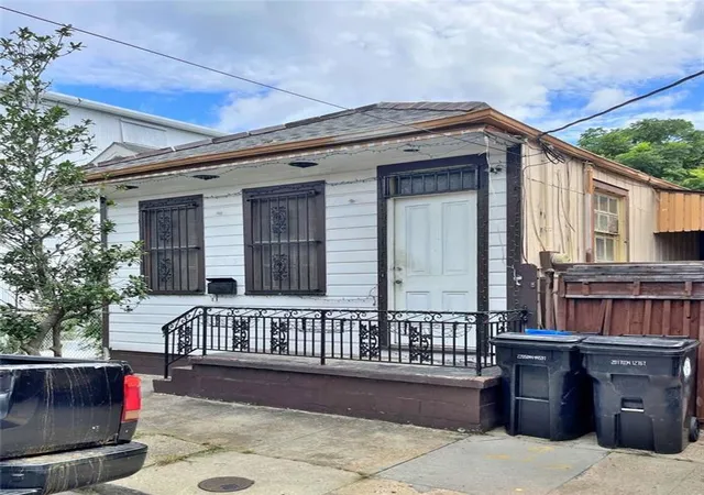 Homes for sale in New Orleans, LA | 819 9th St, New Orleans, LA 70115 | MLS# 2562913