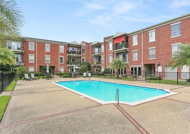 2nd image of 801 Rue Burgundy St, Metairie, LA 70005