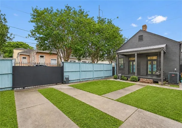 1st image of 3228 Annunciation St, New Orleans, LA 70115 | MLS# 2562904