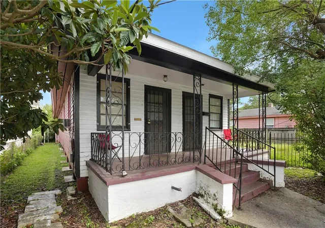 Homes for sale in New Orleans, LA | 1811 Hollygrove St, New Orleans, LA 70118 | MLS# 2560747