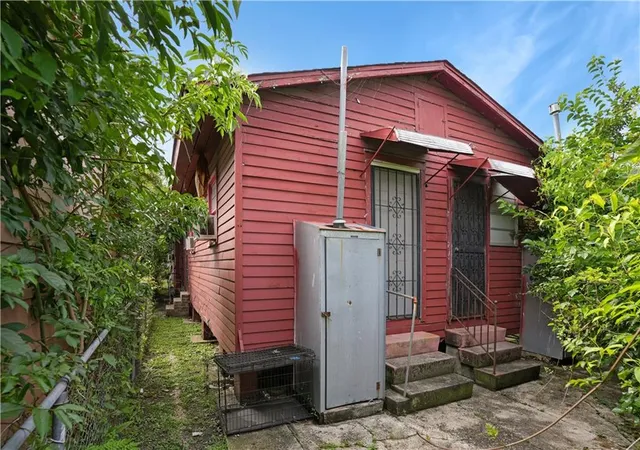 Homes for sale in New Orleans, LA | 1811 Hollygrove St, New Orleans, LA 70118 | MLS# 2560747