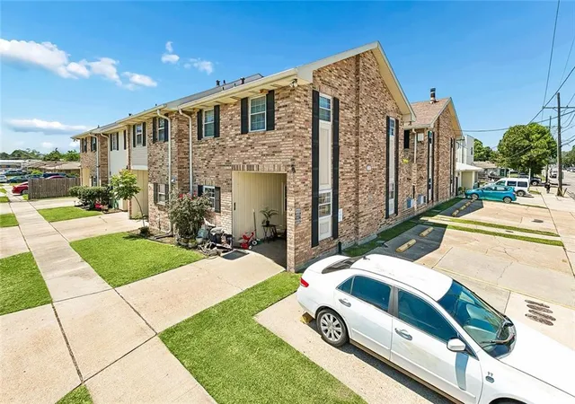 Homes for sale in Metairie, LA | 600 N Clearview Parkway, Metairie, LA 70001 | Houzeo